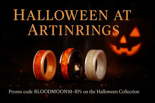 Drei handgefertigte Ringe vor einem leuchtenden Kürbis – Artinrings Halloween-Kollektion 2025