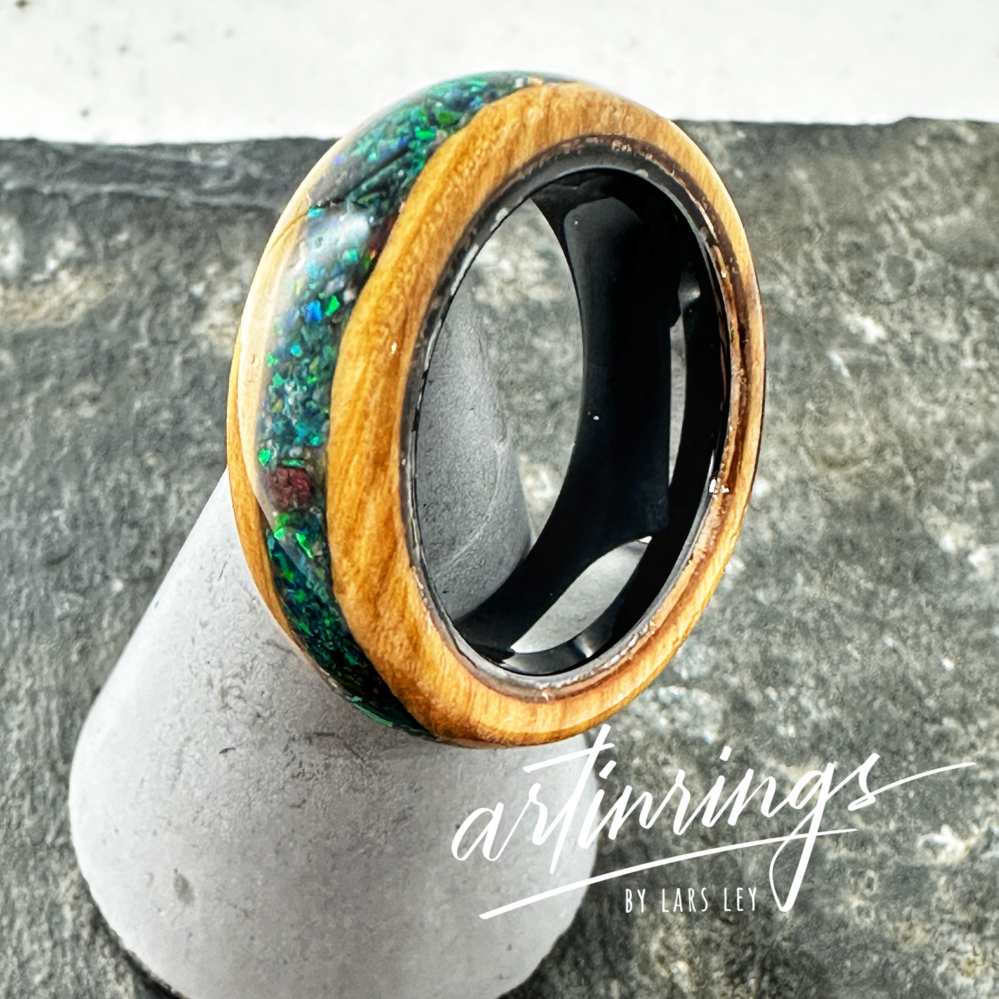 Handgefertigter Ring „Rainforest Relic“ aus südafrikanischem Olivenholz mit grünen Opalen und Leuchtpigmenten – inspiriert vom Regenwald.