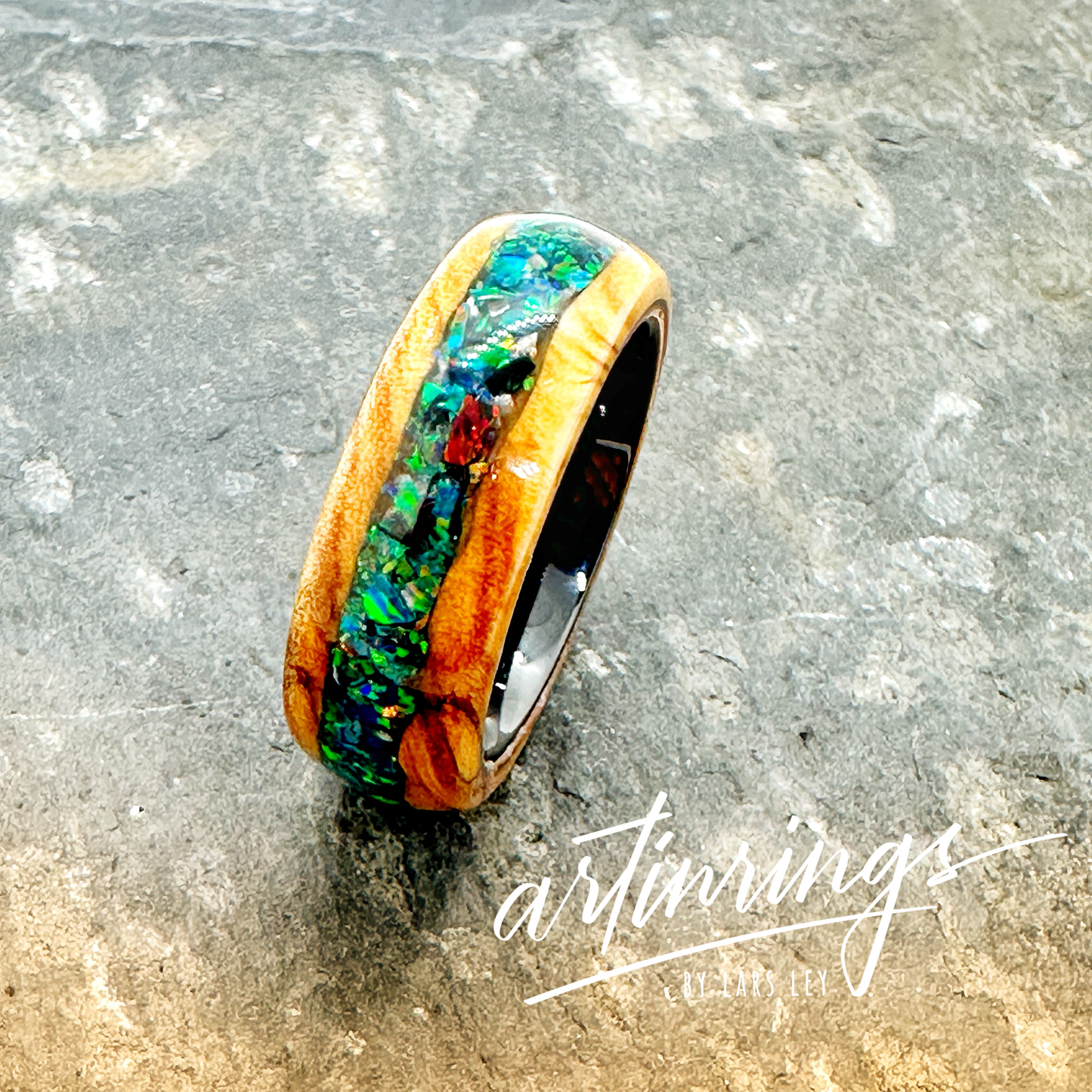 Handgefertigter Ring Amazonas mit lebhaften Grüntönen und natürlichen Strukturen, inspiriert von der Vielfalt des Regenwaldes. Das Design erinnert an dichtes Blattwerk, Wasser und verborgenes Leben.
Handmade Amazonas ring with vibrant green tones and natural patterns, inspired by the richness of the rainforest. The design evokes lush foliage, water and hidden life.
