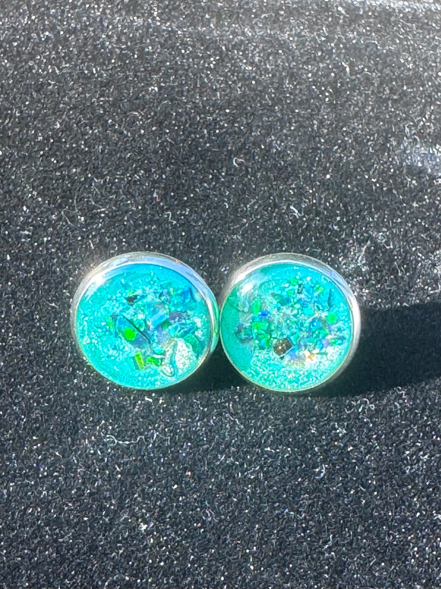 Handgefertigte Ohrringe in kräftigem Türkis. Die intensiven Farbtöne wirken frisch und lebendig und setzen ein ausdrucksstarkes Highlight.
Handmade earrings in vibrant turquoise. The strong color tones appear fresh and lively, creating an expressive highlight.