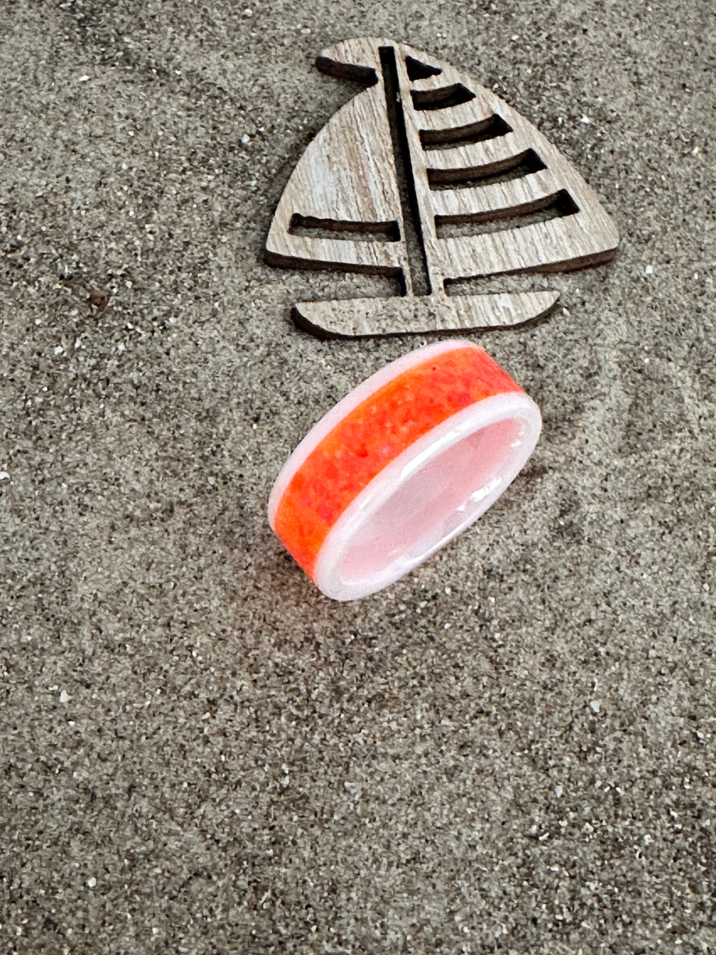 Keramikring „Sunrise“ aus weißer Keramik mit orangefarbenen Opalen und Leuchtpigmenten – leuchtet im Dunkeln, inspiriert vom Sonnenaufgang.