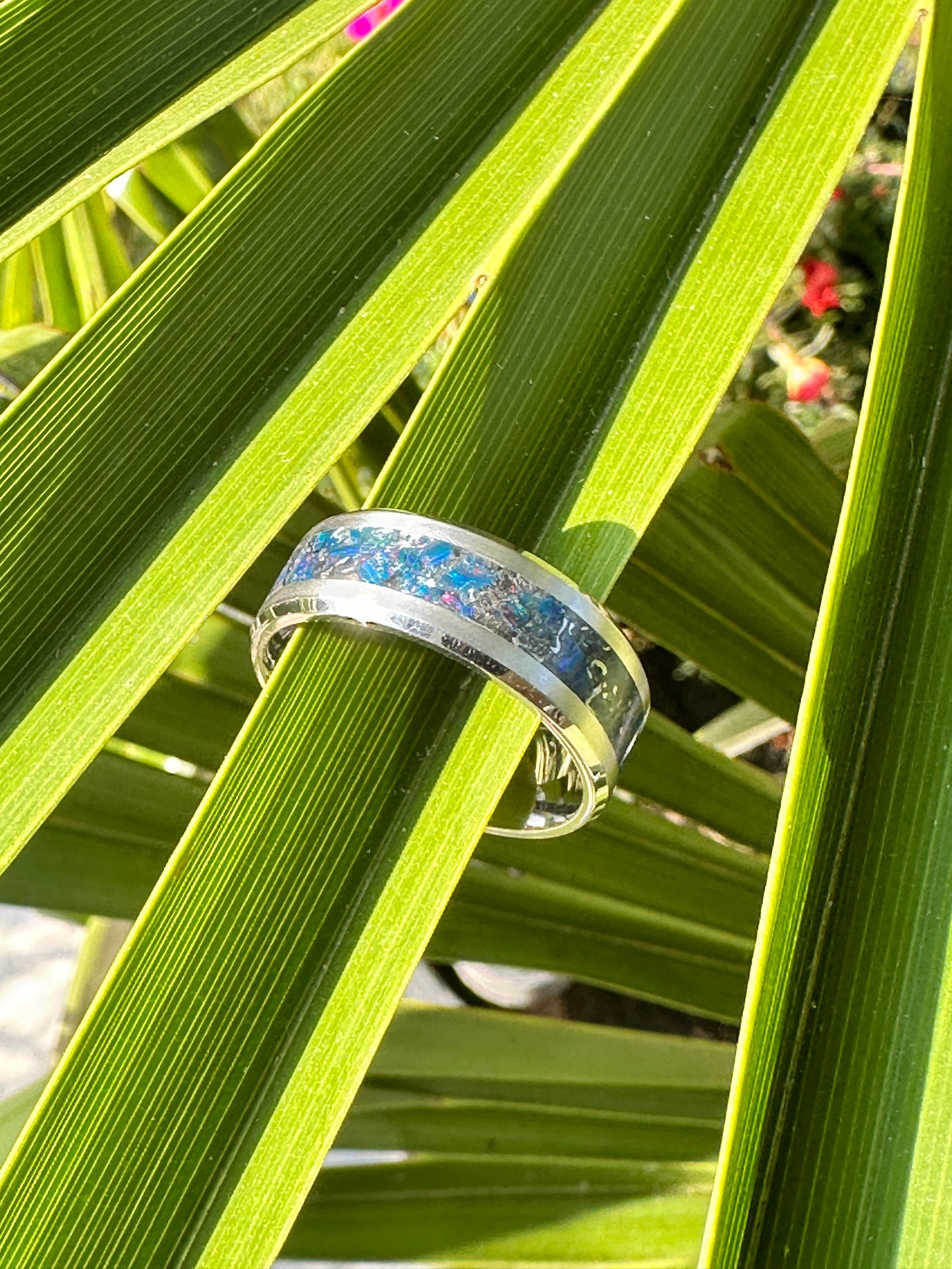 Einmaliger Edelstahl-Ring mit echten Meteoritenfragmenten, schimmernden Opalen und Farbpigmenten – handgefertigtes Unikat von Artinrings.