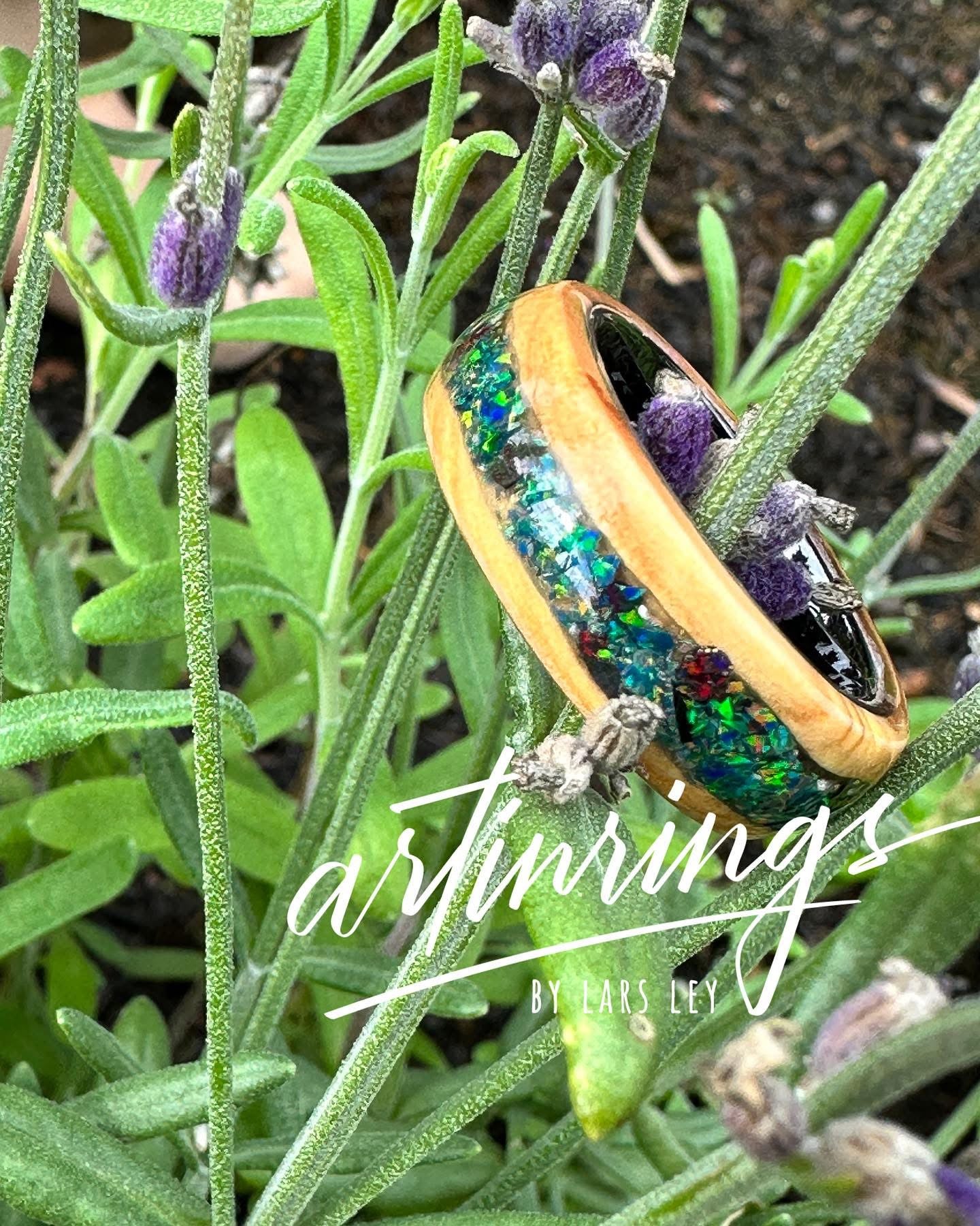 Ring Amazonas mit kräftigen Grün- und Blautönen, inspiriert vom tropischen Regenwald. Schimmernde Opale und transparente Harzeffekte erinnern an Wasser, Blätter und die Tiefe des Dschungels.
Amazonas ring with vibrant green and blue tones, inspired by the tropical rainforest. Shimmering opals and transparent resin effects evoke water, leaves, and the depth of the jungle.