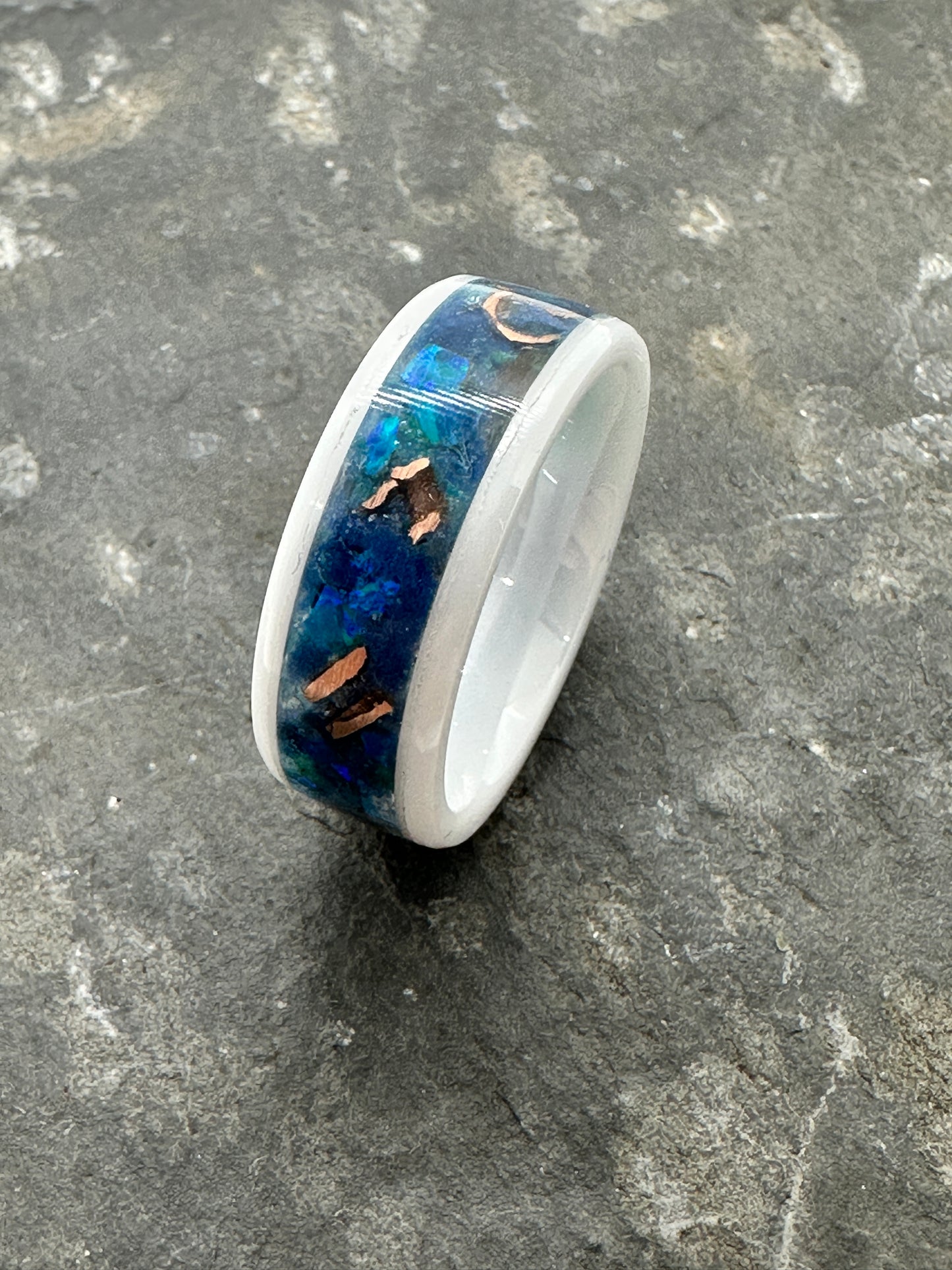 Handgefertigter Ring Sunken Artefact aus Keramik, gefüllt mit blauen Opalen und eingearbeiteten Kupferfragmenten – einzigartiges Schmuckstück inspiriert von versunkenen Schätzen.