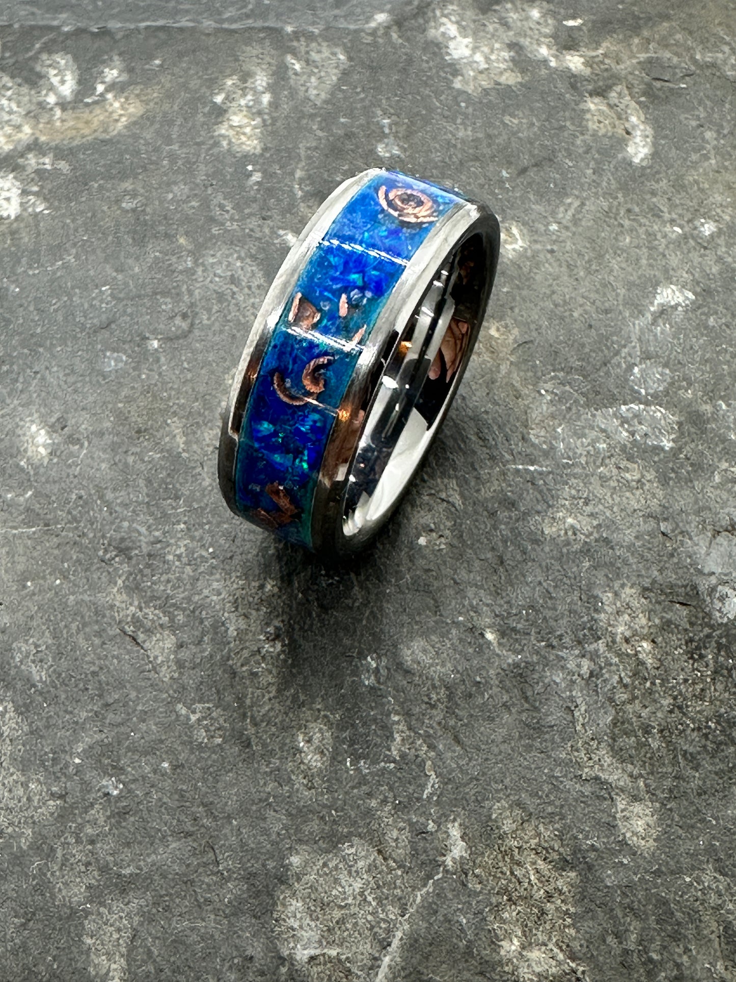 Handgefertigter Ring Sunken Artefact aus Tungsten, gefüllt mit blauen Opalen und eingearbeiteten Kupferfragmenten – einzigartiges Schmuckstück inspiriert von versunkenen Schätzen.