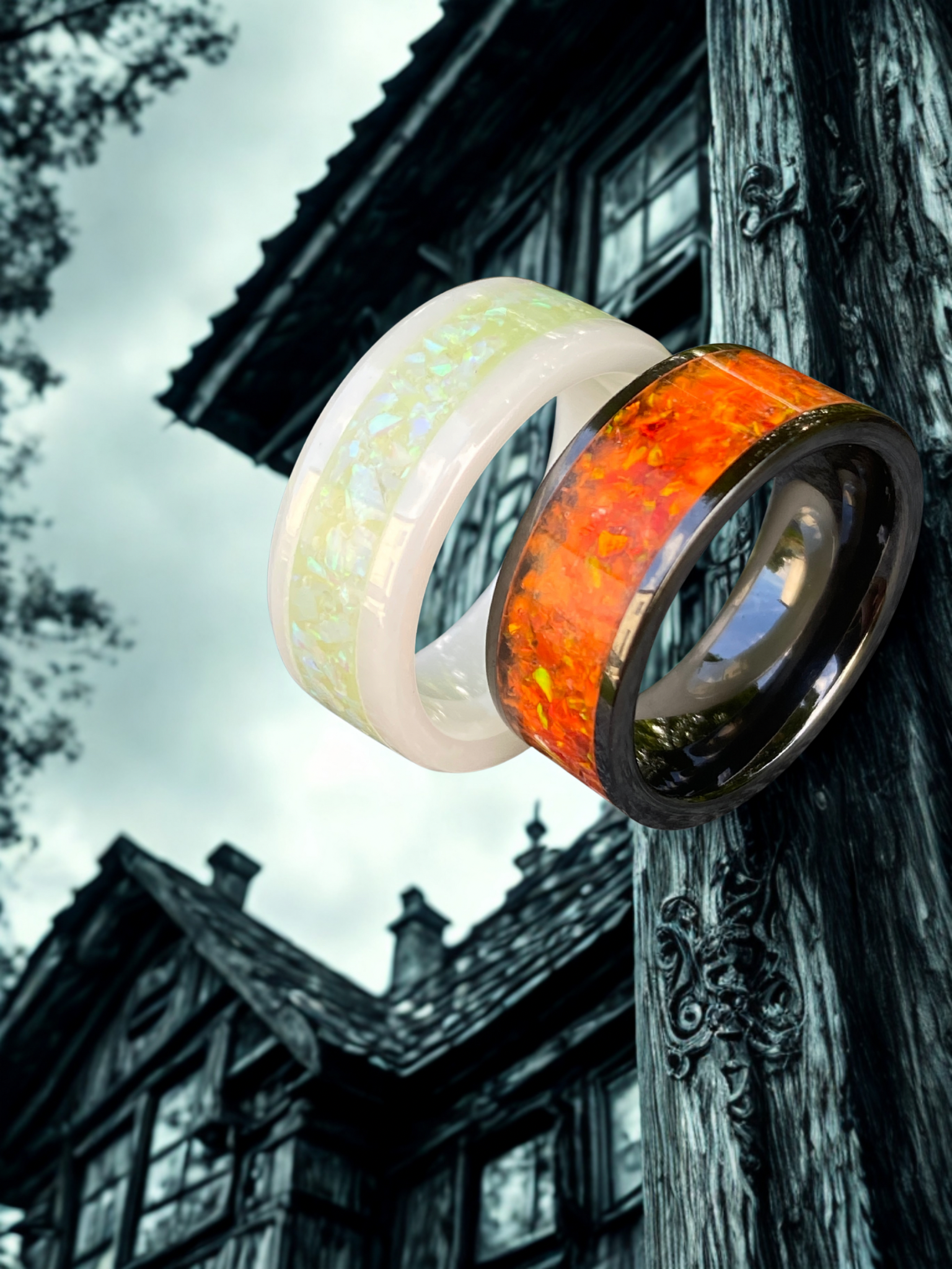 Moonveil Ring – weißer Keramikring, schimmernd wie ein Schleier aus Mondlicht; Symbol für Erinnerung und Ruhe. Hier gezeigt mit seinem Gegenstück Jack‘s Traulichter