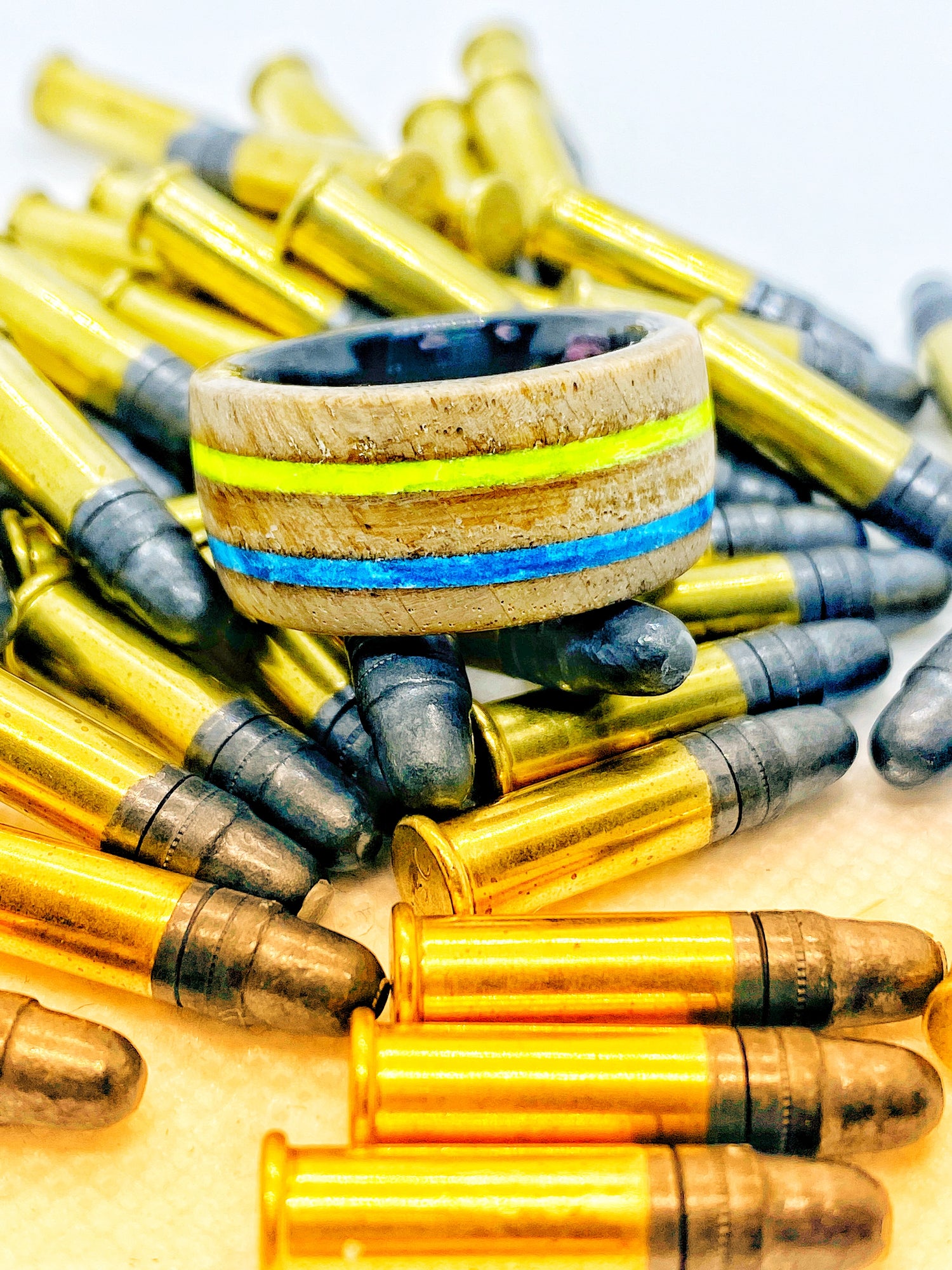 Ring Neighborly Disaster, gefertigt aus einem alten Gewehrkolben in den Farben der Ukraine. Die Rückseite zeigt Zerstörung und wurde mit rotem Harz (als Symbol für Blut) und schwarzem Harz (als Symbol für Öl) repariert – ein Werk zwischen Erinnerung, Gewalt und Widerstand.
Neighborly Disaster ring, crafted from an old rifle stock in the colors of Ukraine. The back bears traces of destruction, repaired with red resin (symbolizing blood) and black resin (symbolizing oil) – a piece balancing mem