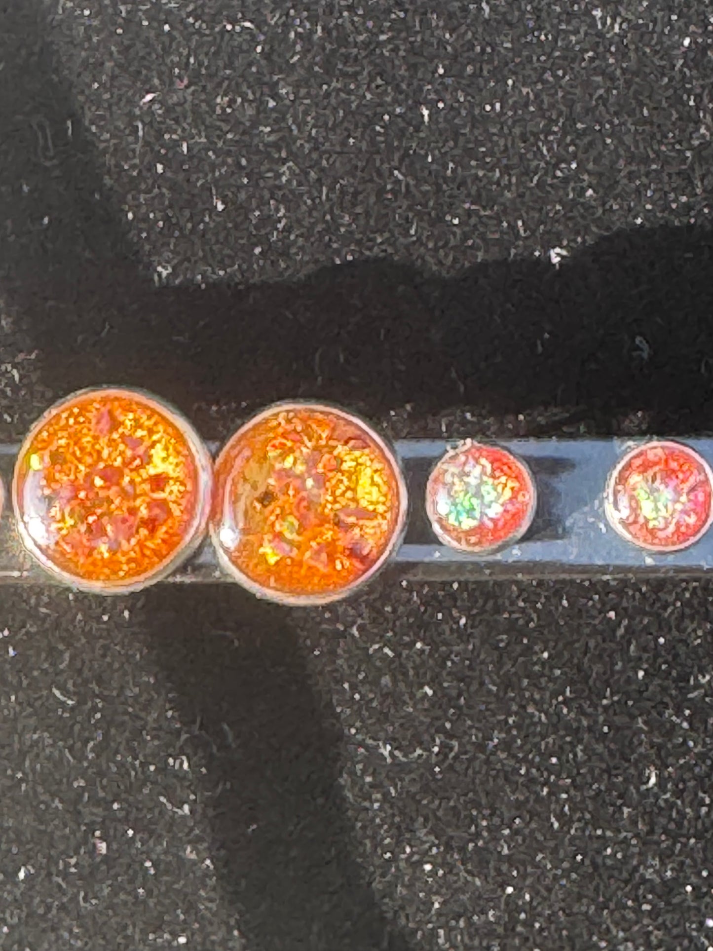 Handgefertigte Stecker-Ohrringe in verschiedenen Farben. Jedes Paar zeigt individuelle Farbtöne und Muster, die den minimalistischen Schmuck zu kleinen, farbenfrohen Unikaten machen.
Handmade stud earrings in different colors. Each pair features unique tones and patterns, turning the minimalist jewelry into small, colorful one-of-a-kind pieces.