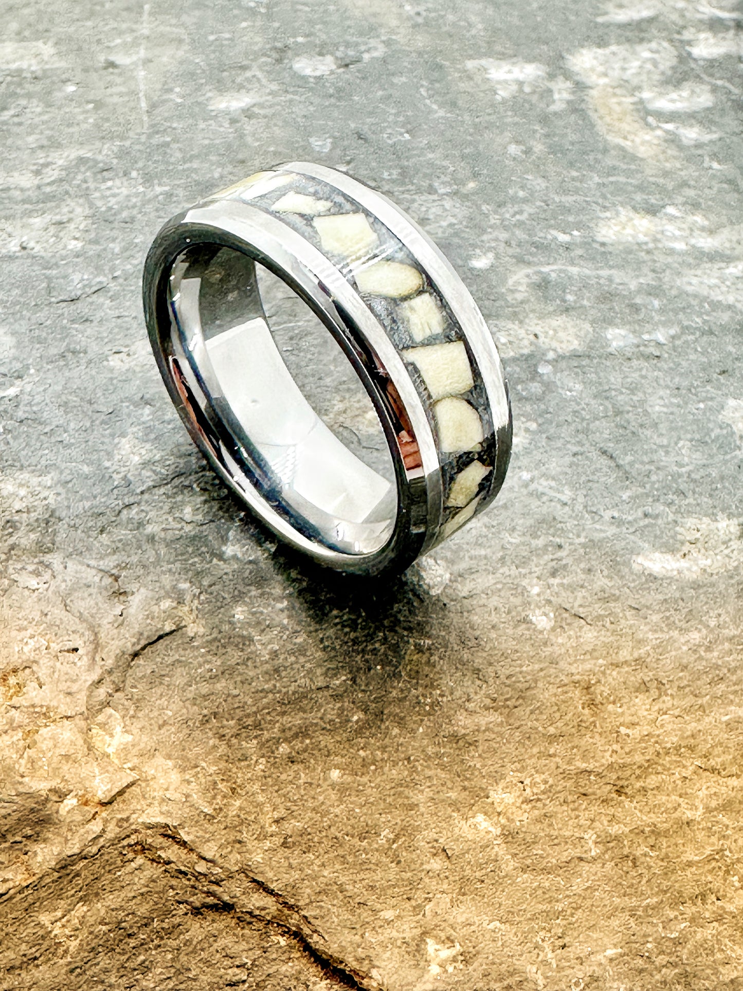 Wolframring „Forest Keeper“ mit echtem, ethisch beschafftem Hirschhorn – handgefertigt, robust und elegant, inspiriert von Natur und Handwerk.