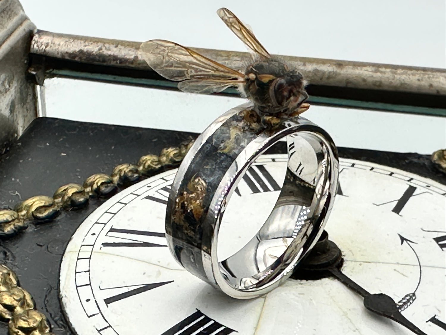 🇩🇪 Ring „Death“ aus Tungsten, gefüllt mit Vulkansand, Hornissenpanzer und Kopf – Four Horsemen of the Apocalypse.
🇫🇷 Bague « Death » en tungstène, remplie de sable volcanique, carapace et tête de frelon – Four Horsemen of the Apocalypse.
🇬🇧 “Death” ring in tungsten, filled with volcanic sand, hornet shell and head – Four Horsemen of the Apocalypse.