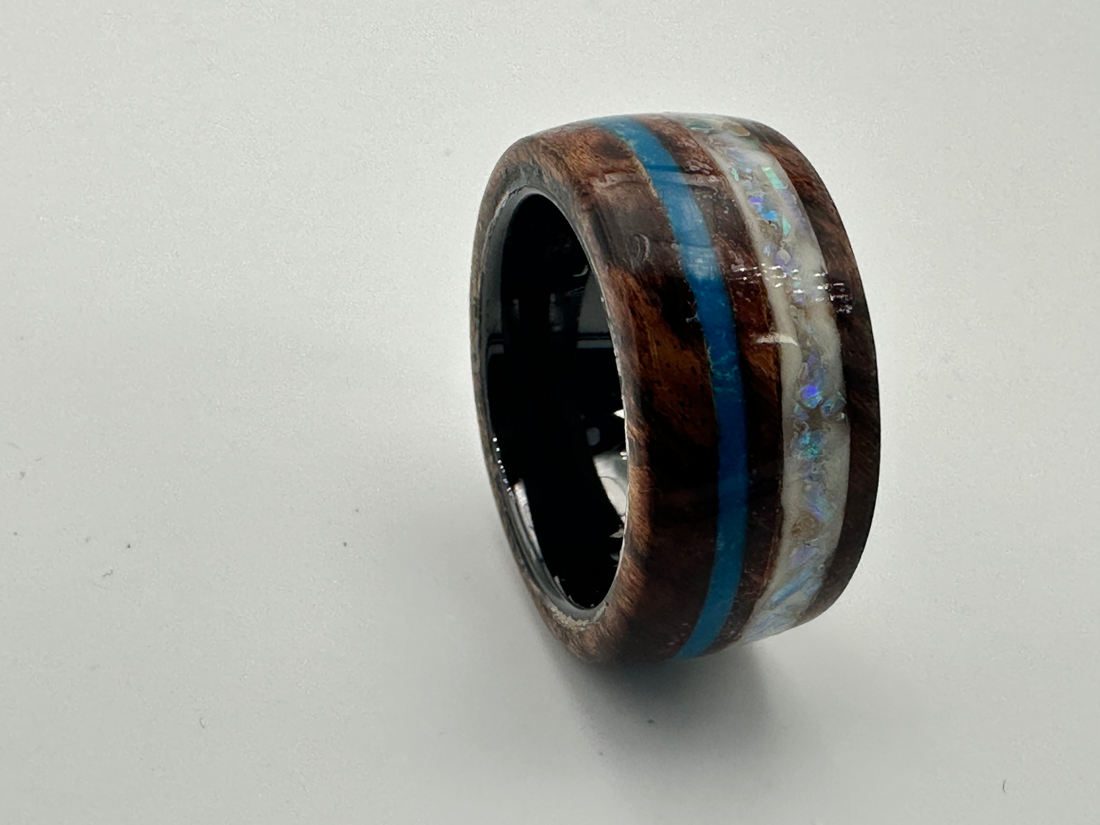 Vorderansicht
🇩🇪 „Ring Winter – Serie Vier Jahreszeiten, Vorderansicht, Symbol für Stille und Klarheit“
🇫🇷 « Bague Winter – série Les Quatre Saisons, vue de face, symbole de silence et de clarté »
🇬🇧 “Ring Winter – The Four Seasons series, front view, symbol of stillness and clarity”