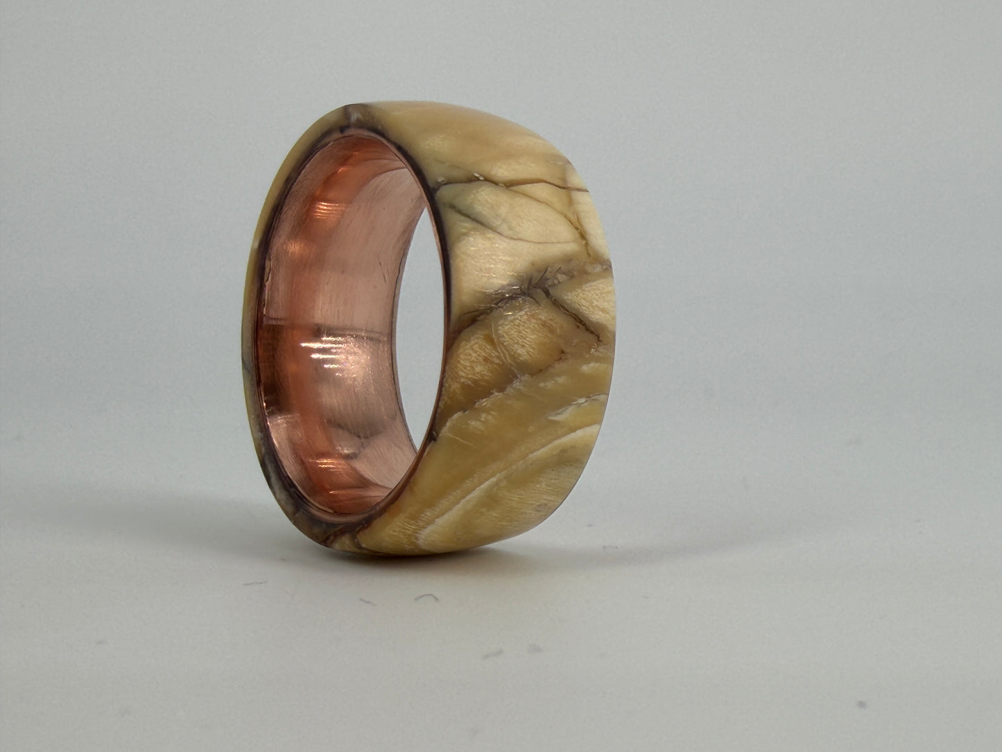 Ring aus echtem, zertifiziertem Mammut-Elfenbein – handgefertigtes Signature-Stück von Artinrings.