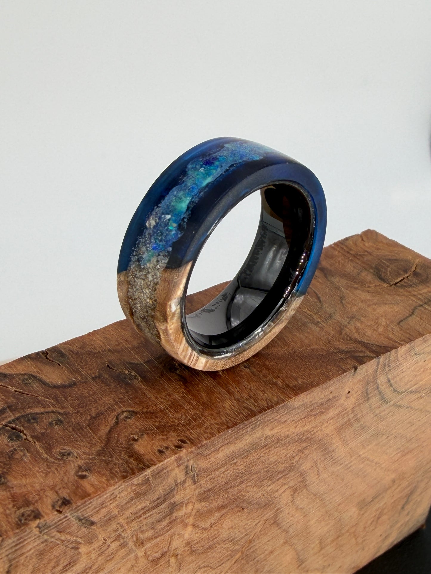 Holzring, mit Keramikinnenkern. Opale, Sand und Muscheln als Füllung.