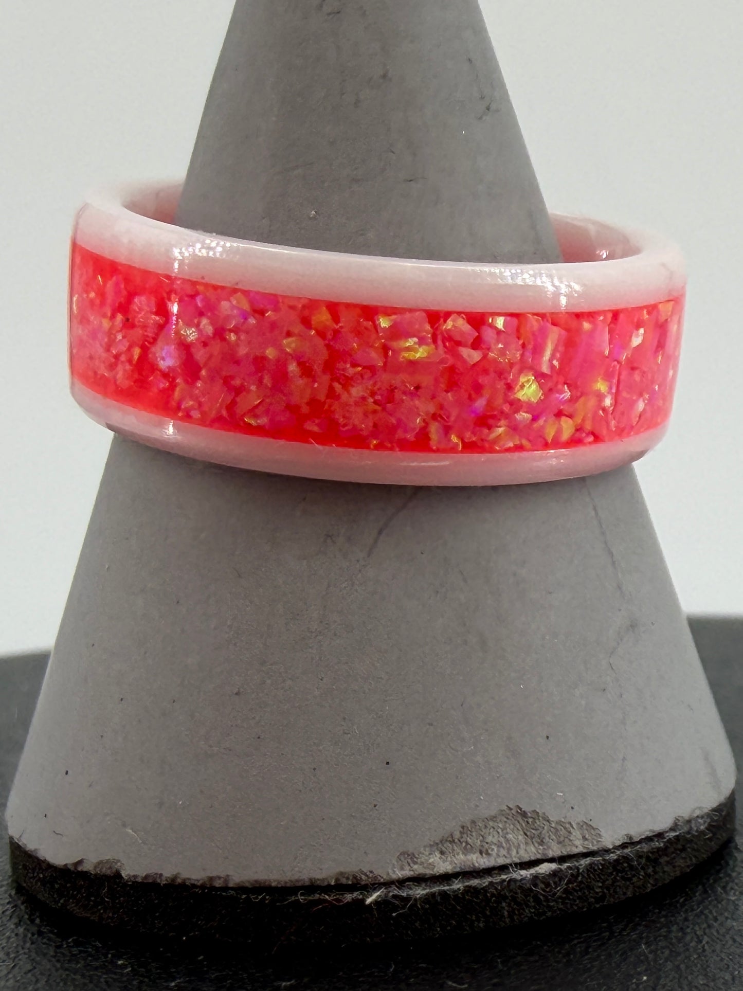 Weisser Kermikring gefüllt mit pinken Opalen.