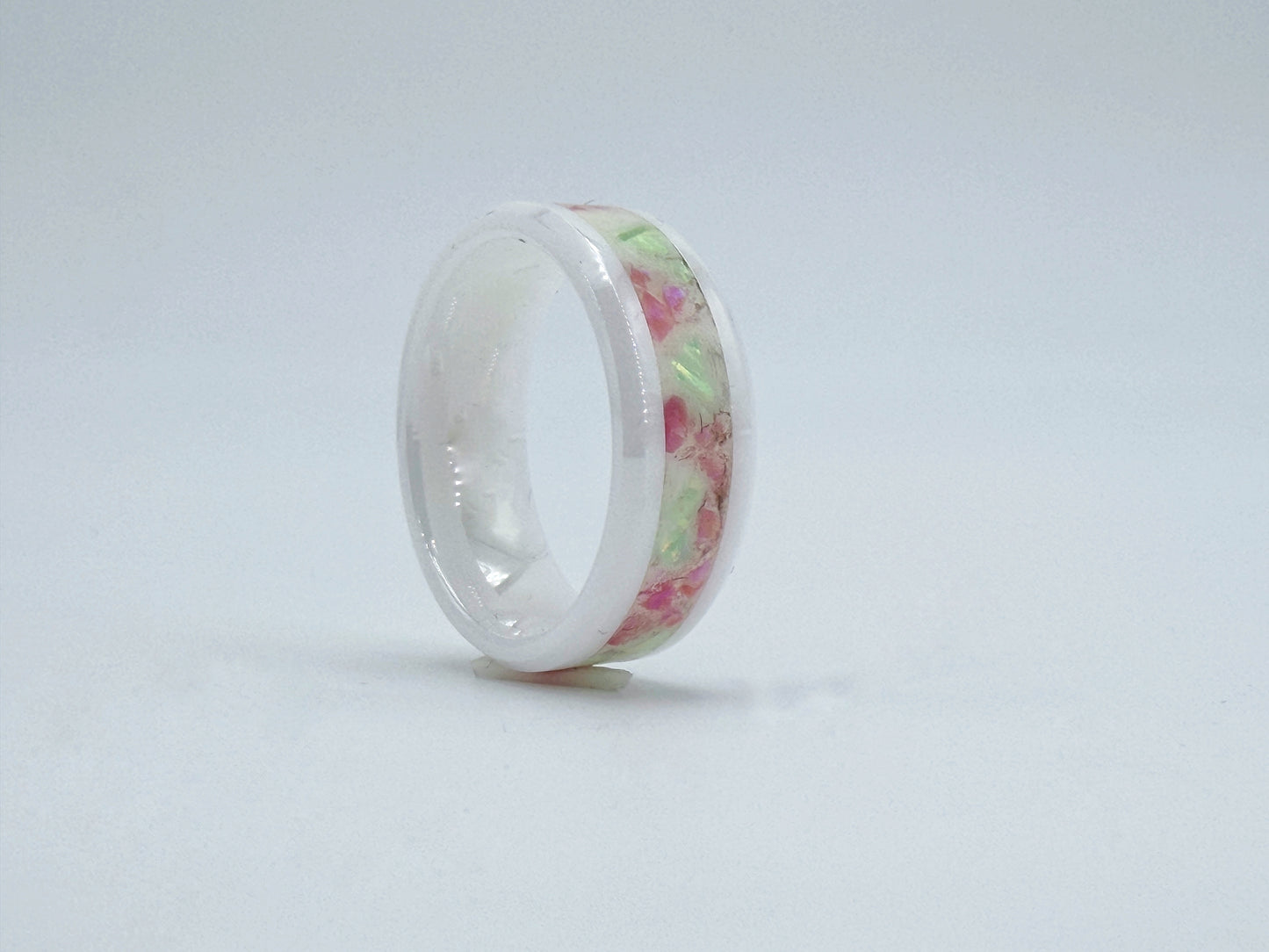 Handgefertigter Ring „Watermelon“ mit lebhaften Grün-, Rosa- und Rottönen, inspiriert von den frischen Farben einer Wassermelone. Das Unikat vereint sommerliche Leichtigkeit, verspielte Eleganz und einen ausdrucksstarken Farbkontrast.