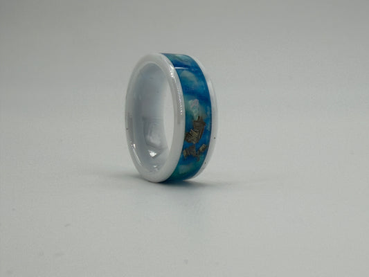 Ring aus Keramik mit blauen Opalen und Metallstückchen gefüllt.