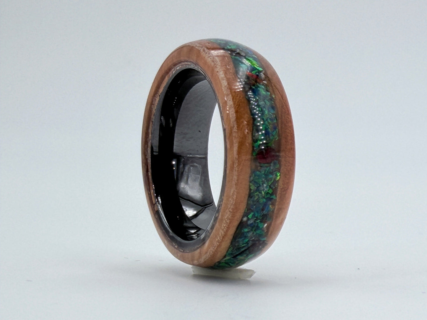 Amazonas – handgefertigter Kunstring aus Opal und Holz von Artinrings