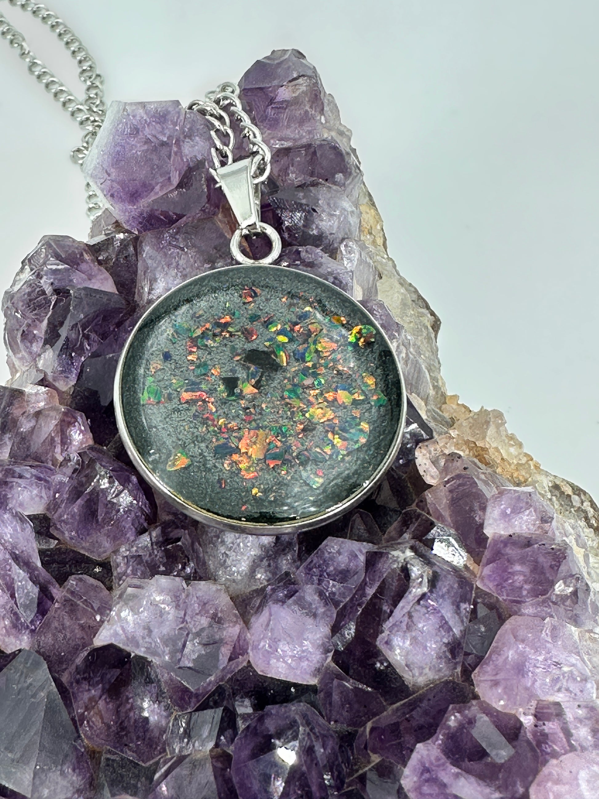 Anhänger gefüllt mit Opalen. Grau, grün, multicolor.