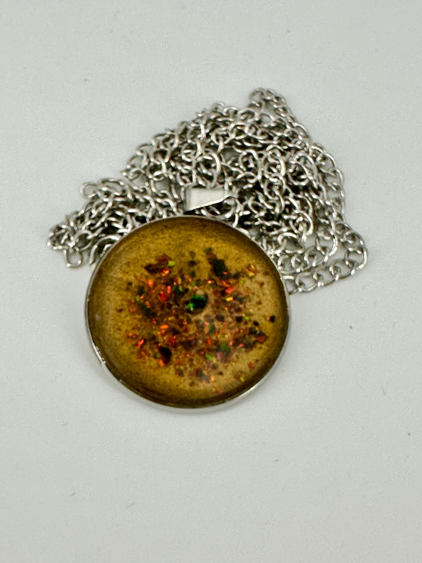 Anhänger gefüllt mit Opalen. Gelb grün, multicolor.