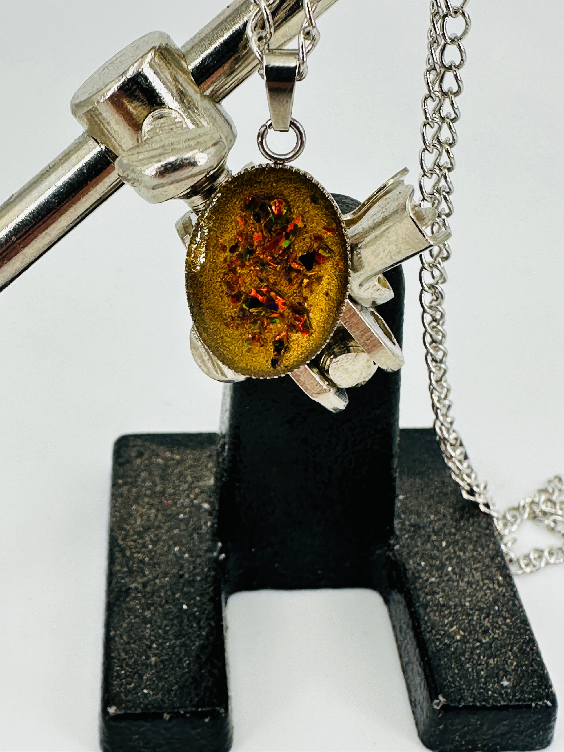 Anhänger gefüllt mit Opalen. Gelb, grün, multicolor.