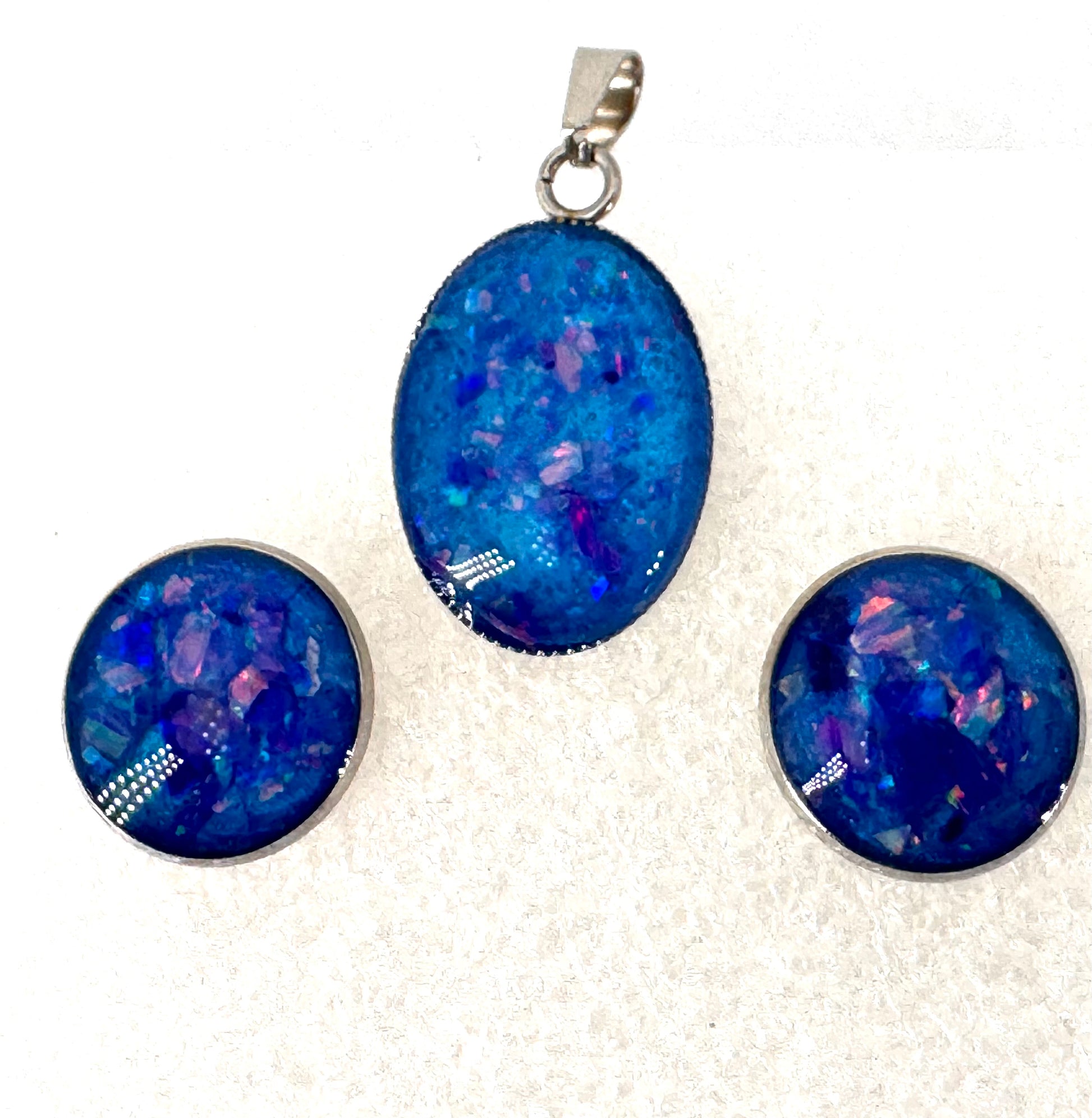 Blaue Ohrringe und Anhänger mit Opalen und Farbpigmenten gefullt