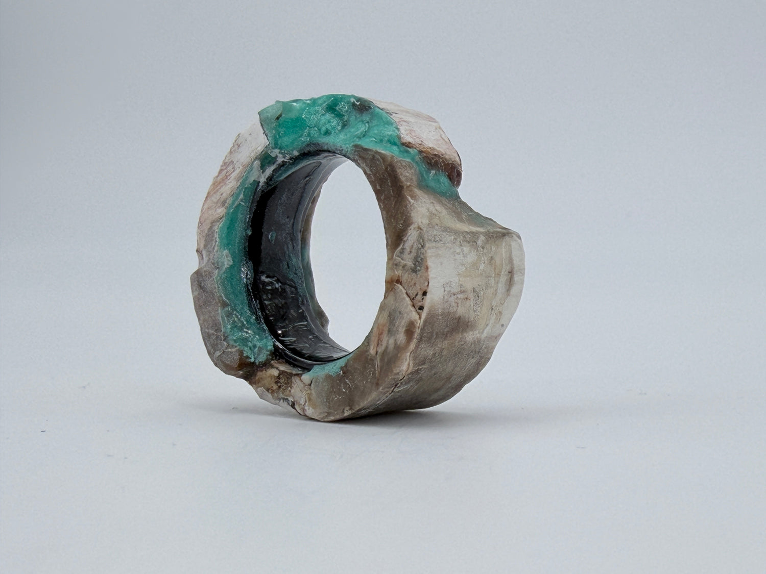 Eternity Around the Corner (Ad Aeternam) – Kunstring aus fossilem Holz mit Leuchtpigment von Artinrings