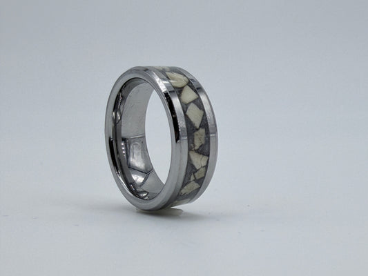 Ring „Forest Keeper“ aus Tungsten mit Einlage aus Hirschhorn, handgefertigt im Atelier Artinrings.