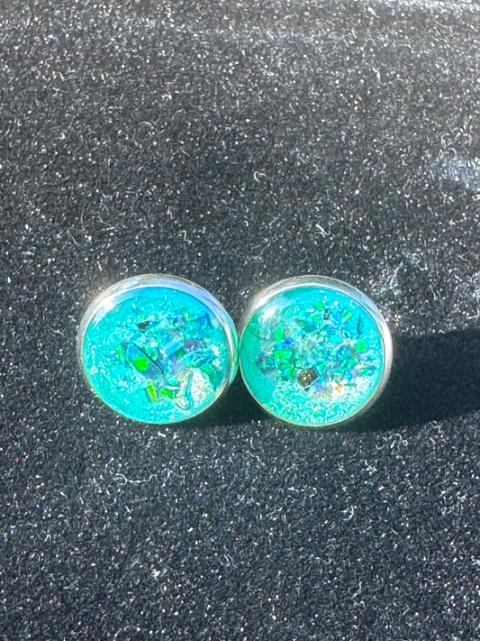 Handgefertigte Ohrringe in kräftigem Türkis. Die intensiven Farbtöne wirken frisch und lebendig und setzen ein ausdrucksstarkes Highlight.

Handmade earrings in vibrant turquoise. The strong color tones appear fresh and lively, creating an expressive highlight.