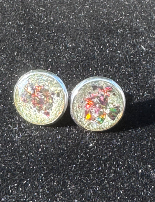 Handgefertigte Ohrringe in Grau mit schillernden Multicolor-Opalen. Das zurückhaltende Grau bildet den Hintergrund für das farbige Funkeln der Opale, die bei jeder Bewegung lebendig aufleuchten.

Handmade grey earrings with shimmering multicolor opals. The subtle grey provides a backdrop for the colorful sparkle of the opals, which come alive with every movement.