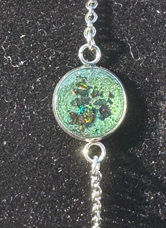 Edelstahlarmband, veredelt mit schimmernden grünen Pigmenten und einem tiefgrünen Opal – ein Band zwischen Natur, Eleganz und zeitloser Stärke.