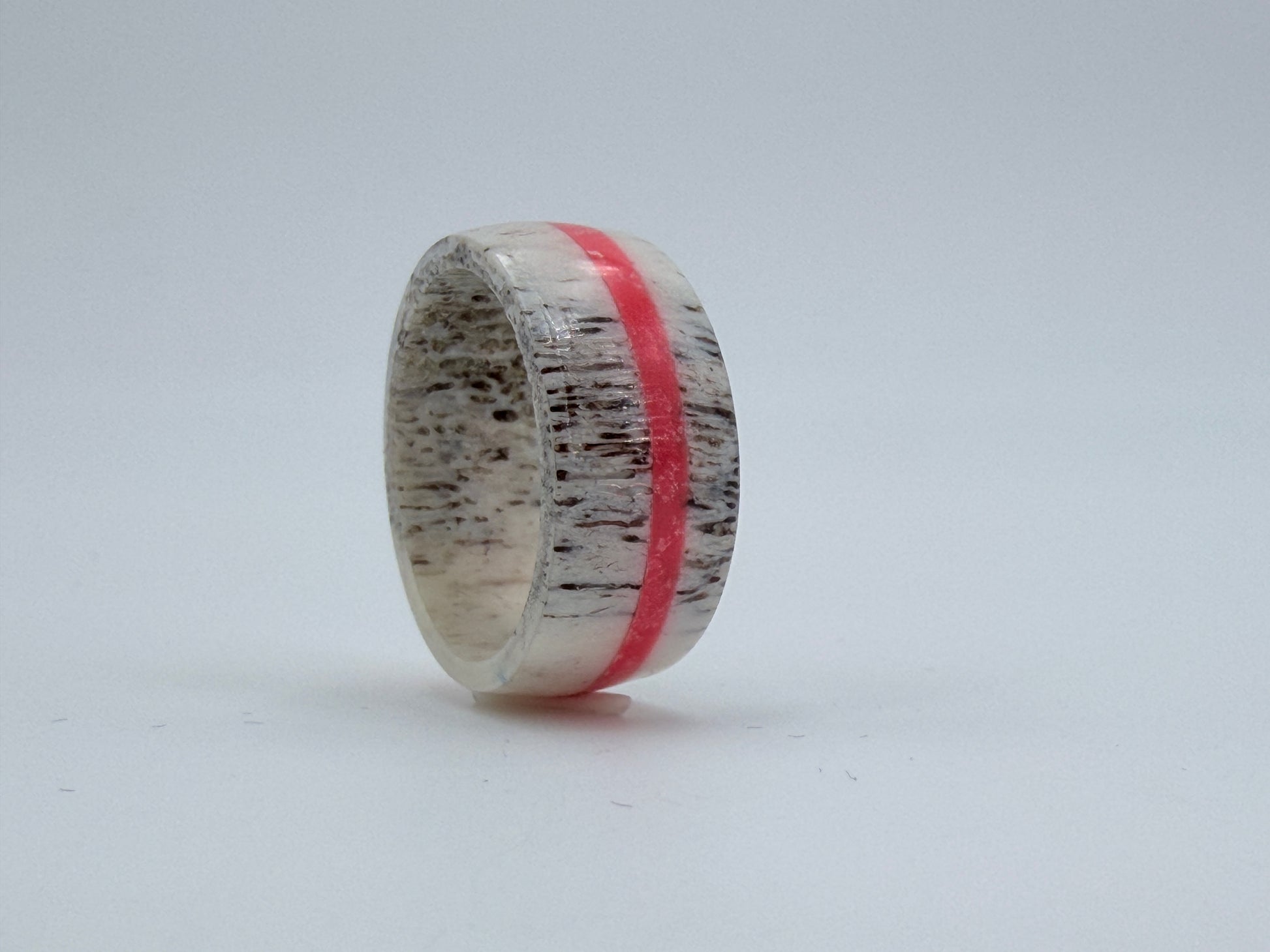 Kunstring aus Hirschhorn mit pinkem Streifen – handgefertigt von Artinrings