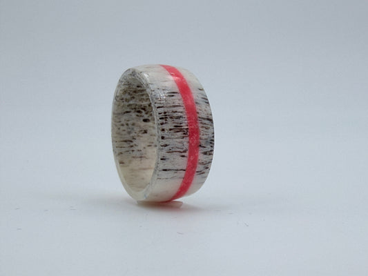 Kunstring aus Hirschhorn mit pinkem Streifen – handgefertigt von Artinrings