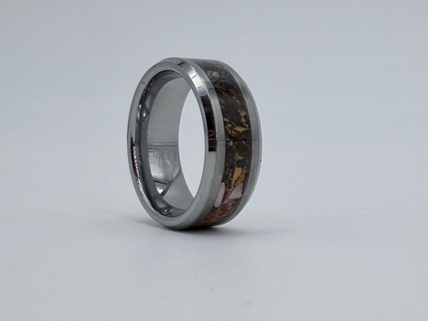 Ring gefüllt mit Meteoritensplitter und fossilierten Dinosaurierknochen und -Zähnen