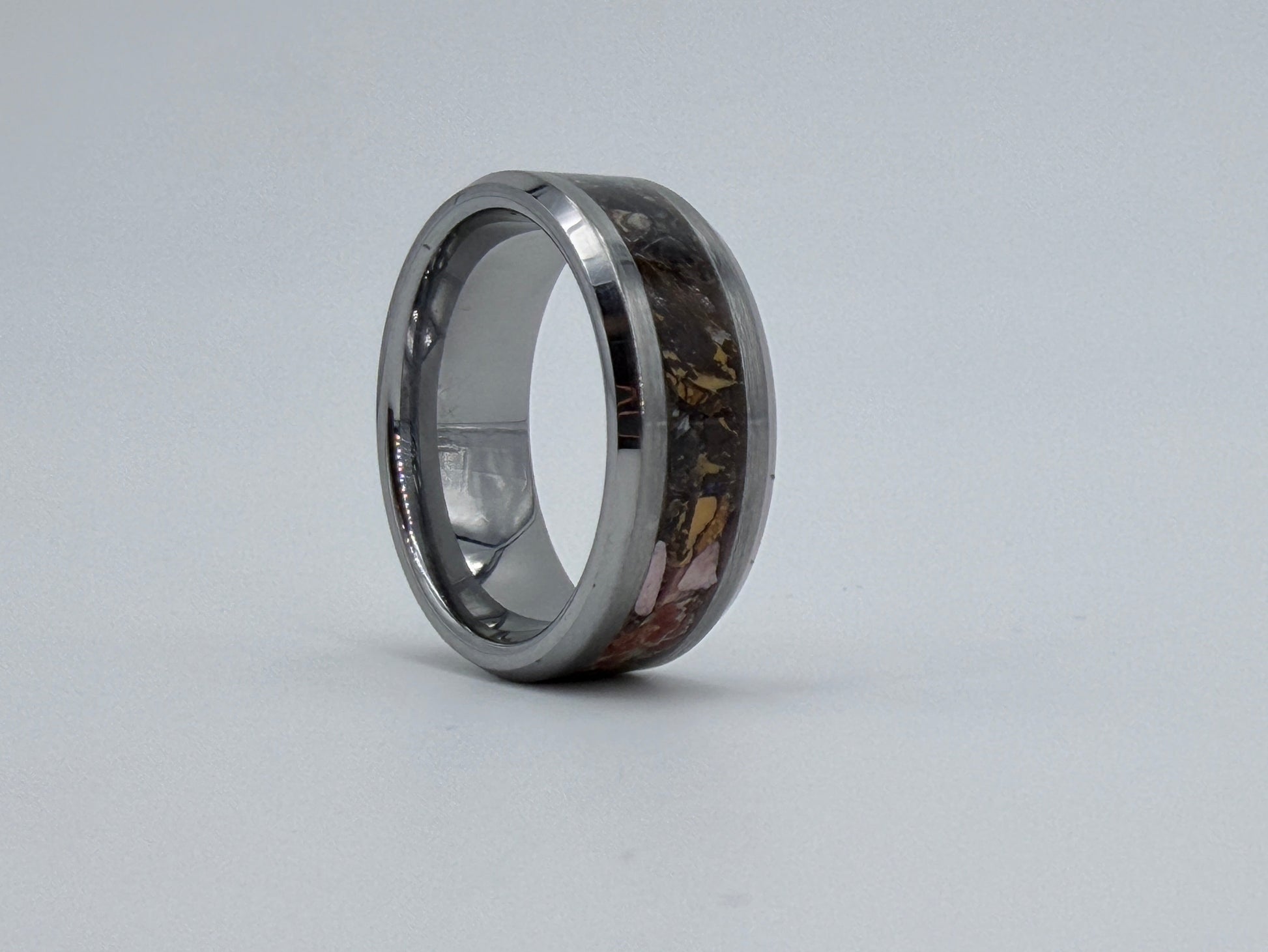 Ring gefüllt mit Meteoritensplitter und fossilierten Dinosaurierknochen und -Zähnen
