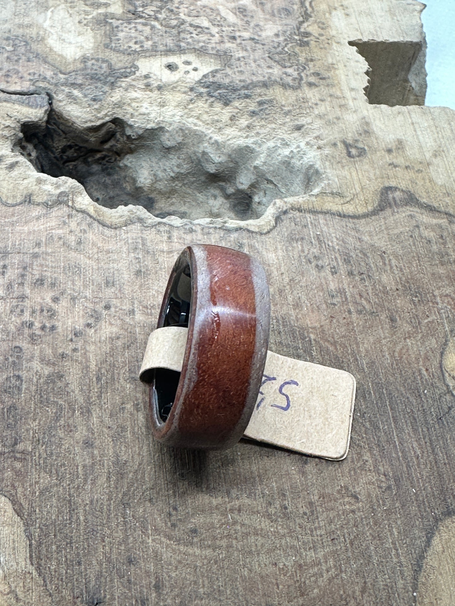 Ring aus südafrikanischem Rotholz mit überraschendem Farbspiel in zwei Tönen. Natürliche Imperfektionen im Holz verleihen dem Stück Charakter und machen jeden Ring zu einem unverwechselbaren Unikat.

Ring made of South African redwood with a surprising two-tone color variation. Natural imperfections in the wood add character, turning each ring into a distinctive one-of-a-kind piece.