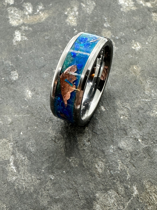 Handgefertigter Ring Sunken Artefact aus Tungsten, gefüllt mit blauen Opalen und eingearbeiteten Kupferfragmenten – einzigartiges Schmuckstück inspiriert von versunkenen Schätzen.