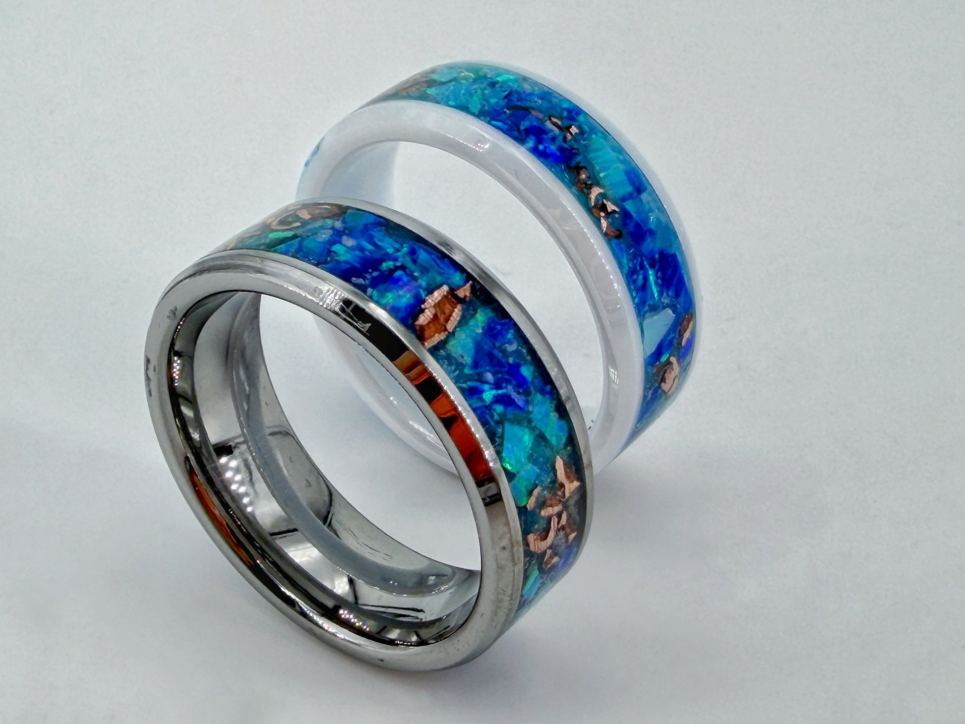 Ringe aus Tungsten und Keramik mit Opalen und anderen Materialien gefüllt.