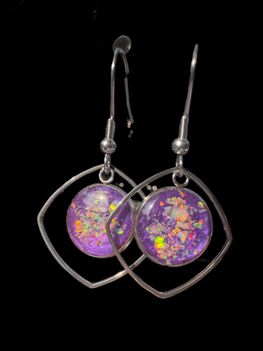 Handgefertigte Dangle-Ohrringe mit transparenter mauvefarbener Füllung und goldfarbenen Elementen. Das zarte Mauve wirkt feminin und sanft, während das Gold elegante Akzente setzt.

Handmade dangle earrings with transparent mauve filling and golden elements. The soft mauve tone appears feminine and gentle, while the gold adds elegant accents.