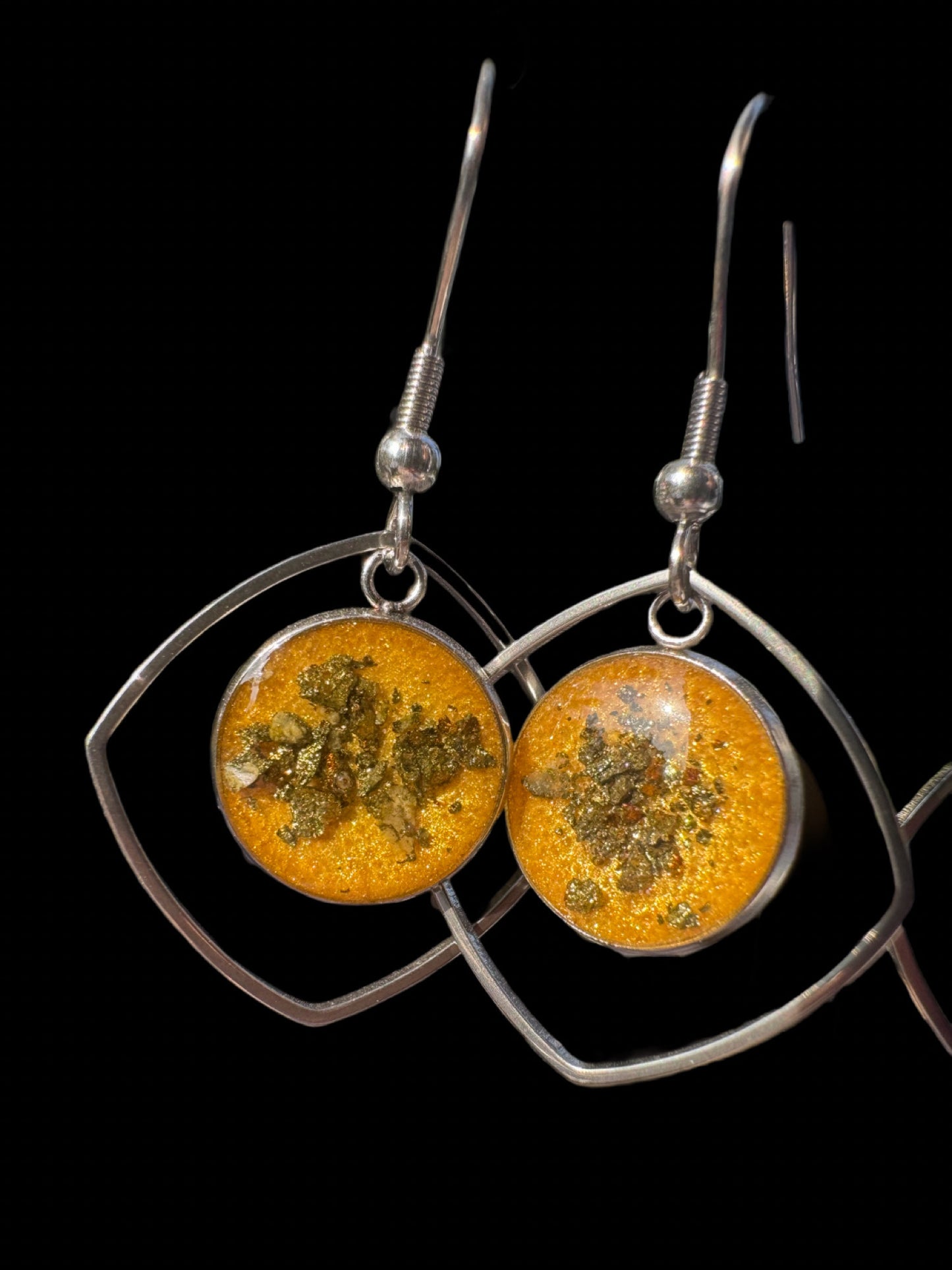 Handgefertigte Dangle-Ohrringe mit transparenter gelber Füllung und goldfarbenen Elementen. Das warme Gelb strahlt Leichtigkeit aus, während das Gold elegante Akzente setzt.

Handmade dangle earrings with transparent yellow filling and golden elements. The warm yellow radiates lightness, while the gold adds elegant accents.