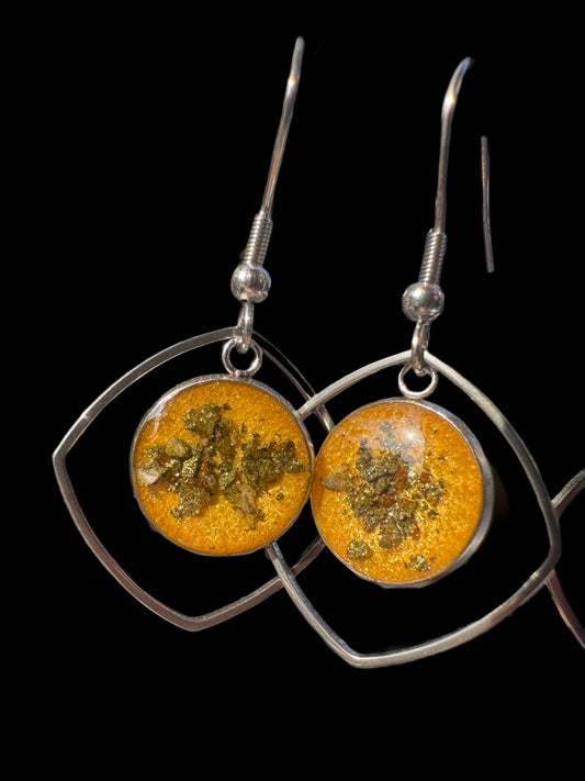 Handgefertigte Dangle-Ohrringe mit transparenter gelber Füllung und goldfarbenen Elementen. Das warme Gelb strahlt Leichtigkeit aus, während das Gold elegante Akzente setzt.

Handmade dangle earrings with transparent yellow filling and golden elements. The warm yellow radiates lightness, while the gold adds elegant accents.