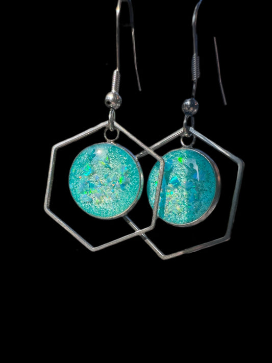 Handgefertigte Dangle-Ohrringe in kräftigem Türkis. Die leuchtende Farbe erinnert an Meer und Sommerhimmel und macht die Ohrringe zu einem frischen, lebendigen Blickfang.

Handmade dangle earrings in vibrant turquoise. The bright color evokes the sea and summer sky, turning the earrings into a fresh and lively eye-catcher.