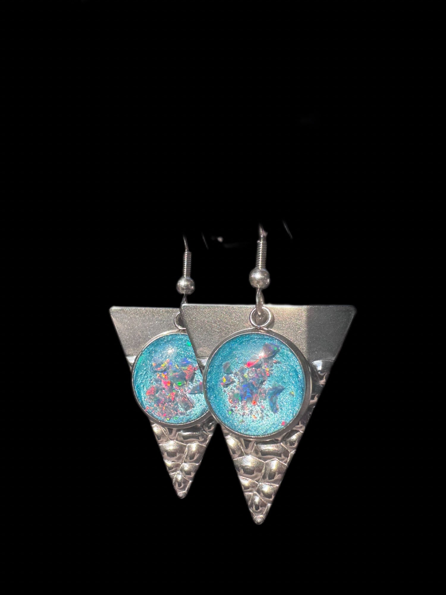Handgefertigte Dangle-Ohrringe in Dreiecksform mit hellblauer Füllung. Die geometrische Form kombiniert mit der tiefen Farbe verleiht den Ohrringen eine moderne, elegante Ausstrahlung.

Handmade dangle earrings in triangular shape with light blue filling. The geometric form combined with the deep color gives the earrings a modern, elegant appearance.
