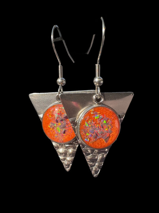 Handgefertigte Dangle-Ohrringe in Dreiecksform mit orangener Füllung. Die geometrische Form kombiniert mit der tiefen Farbe verleiht den Ohrringen eine moderne, elegante Ausstrahlung.

Handmade dangle earrings in triangular shape with orange filling. The geometric form combined with the deep color gives the earrings a modern, elegant appearance.