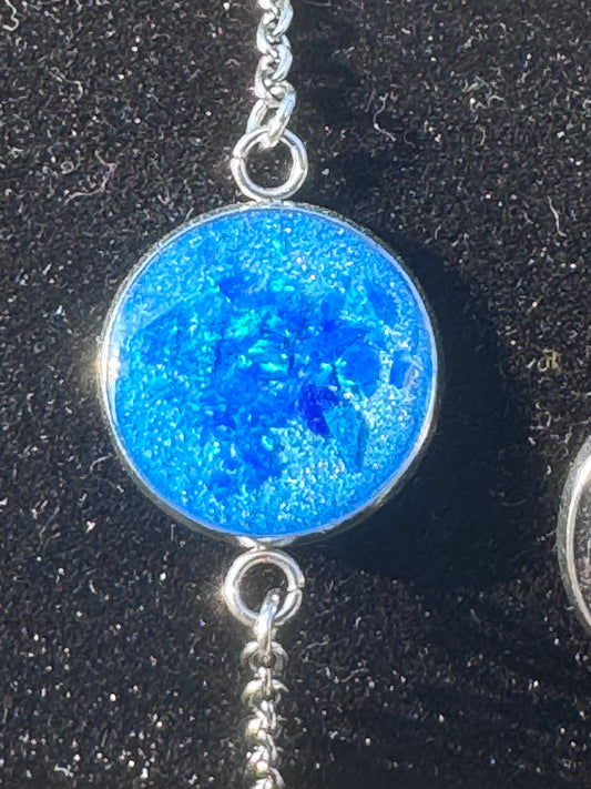 Edelstahlarmband mit blauen Farbpigmenten und blauen Opalen 