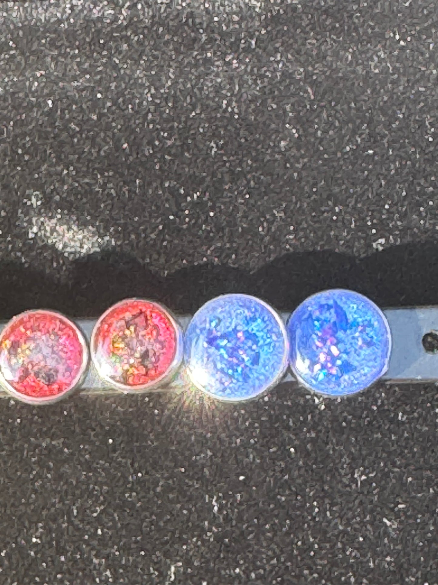 Handgefertigte Stecker-Ohrringe in verschiedenen Farben. Jedes Paar zeigt individuelle Farbtöne und Muster, die den minimalistischen Schmuck zu kleinen, farbenfrohen Unikaten machen.

Handmade stud earrings in different colors. Each pair features unique tones and patterns, turning the minimalist jewelry into small, colorful one-of-a-kind pieces.