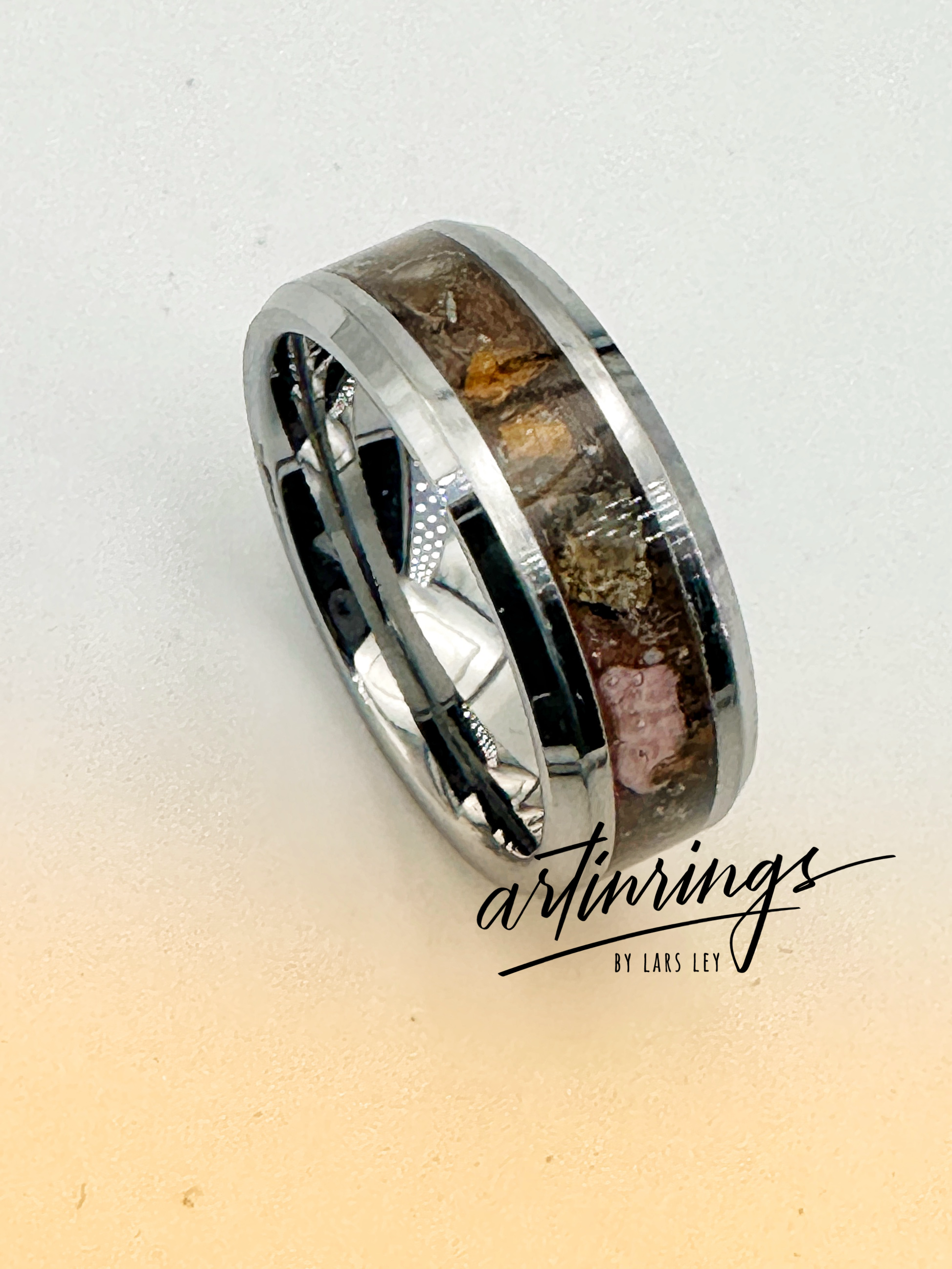 Handgefertigter Kunst-Ring Relic of Eternity, gefertigt aus fossilem Dinosaurierknochen, Rhodonit, australischem Opal und einem Splitter eines Meteoriten – einzigartiges Unikat-Schmuckstück.