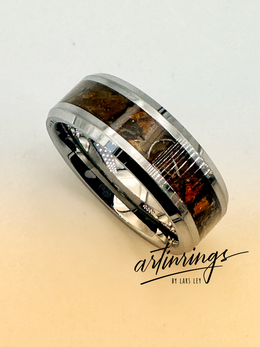 Handgefertigter Kunst-Ring Relic of Eternity, gefertigt aus fossilem Dinosaurierknochen, Rhodonit, australischem Opal und einem Splitter eines Meteoriten – einzigartiges Unikat-Schmuckstück.