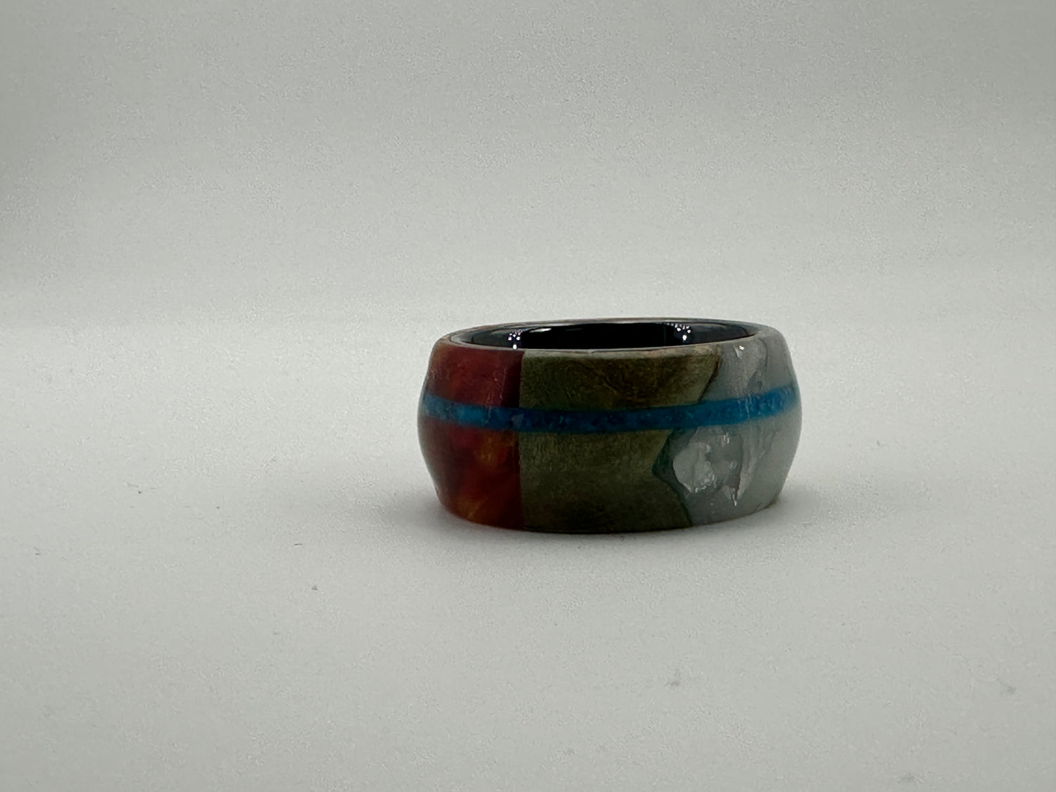 🇩🇪 „Ring Autumn – Detailaufnahme, gemischte und gefärbte Hölzer mit Opalstreifen“
🇫🇷 « Bague Autumn – détail, bois mélangés et teintés avec une bande d’opale »
🇬🇧 “Ring Autumn – detail shot, mixed and dyed woods with an opal inlay”