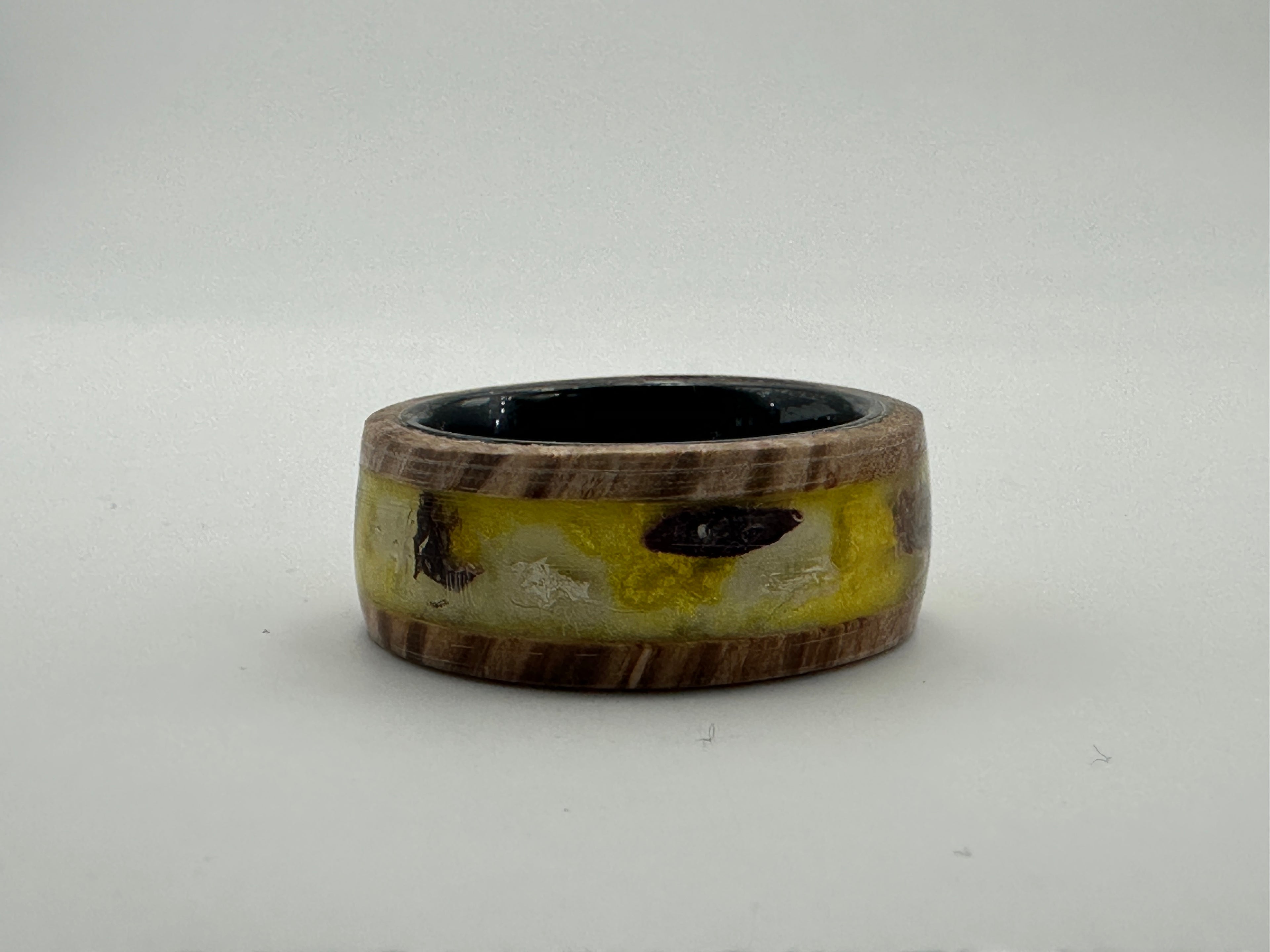 „Ring Spring – Makroaufnahme, Pigmente und Blütenfragmente erinnern an Knospen und Blüten“« Bague Spring – gros plan, pigments et fragments de fleurs évoquent bourgeons et floraisons »“Ring Spring – macro view, pigments and flower fragments resembling buds and blossoms”