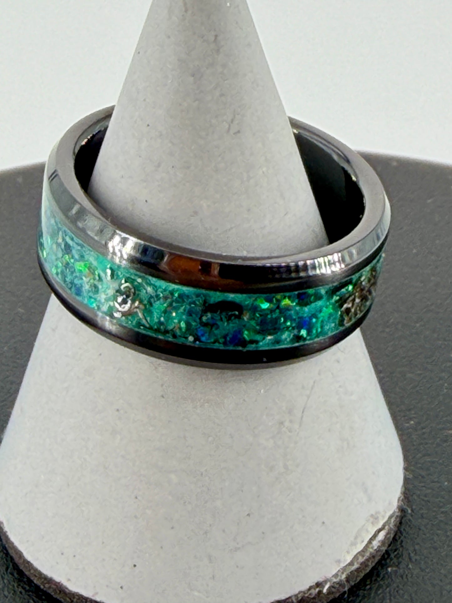 🇩🇪 Deutsch
„Dracoopalus Relic – handgefertigter Ring aus schwarzer Keramik mit schimmerndem grünem Opal in Drachenschuppen-Optik, Meteoritensplittern und feinen Kupferakzenten.“
🇬🇧 English
„Dracoopalus Relic – handcrafted ring in black ceramic with shimmering green dragon-scale opal, meteorite fragments and delicate copper highlights.“